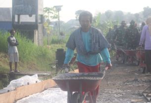 Demi Desanya, Aminuddin Semangat Bergabung Dengan Tim Betonisasi Jalan