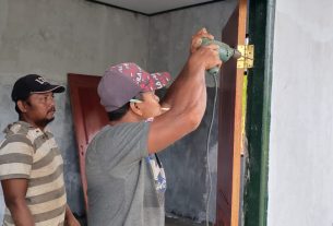 Dengan Trengginas, Warga Kampung Dorba Lanjutkan Pekerjaan Satgas TMMD