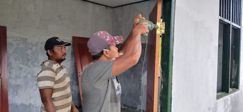 Dengan Trengginas, Warga Kampung Dorba Lanjutkan Pekerjaan Satgas TMMD