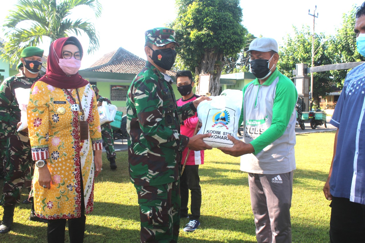 Di Kodim 0726/Sukoharjo, Para Relawan Covid-19 Dapat Bantuan Beras