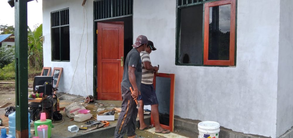 Dibantu Warga, Satgas TMMD Pasang Jendela di Balai Kampung