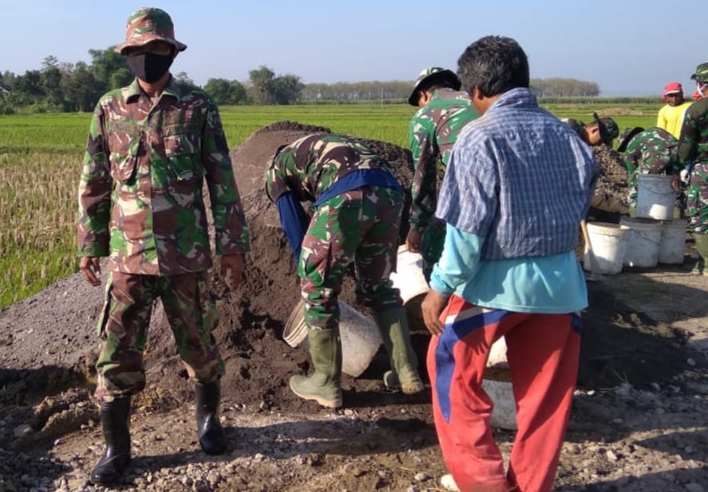 Dilokasi Sasaran Fisik TMMD, TNI Satgas Tetap Konsisten Patuhi Prokes