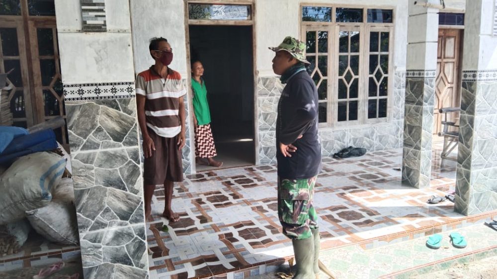 Disela Kegiatan, Satgas TMMD Melakukan Komsos Ke Rumah Warga