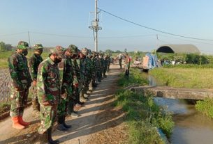 Doa Apel Pagi Mengawali Kegiatan Pengecoran Jalan Satgas TMMD Reg.111