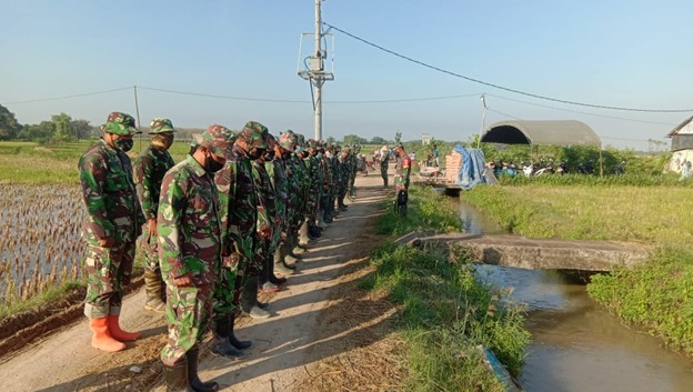 Doa Apel Pagi Mengawali Kegiatan Pengecoran Jalan Satgas TMMD Reg.111