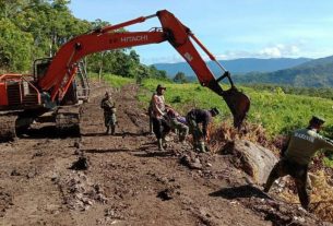 Excavator terus beraksi di lokasi TMMD ke 111 di Desa Baringeng