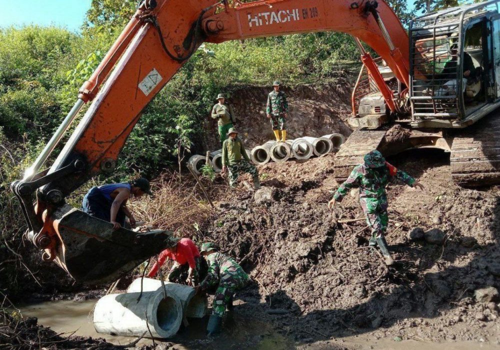 Gunakan Alat Berat, Tuntaskan Pemasangan Gorong-gorong Terus Digenjot Satgas dan Warga
