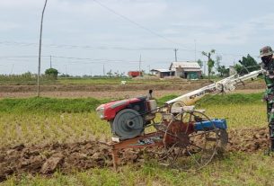 Gunakan Traktor Satgas TMMD Terjun Langsung Bantu Warga Bajak Sawah