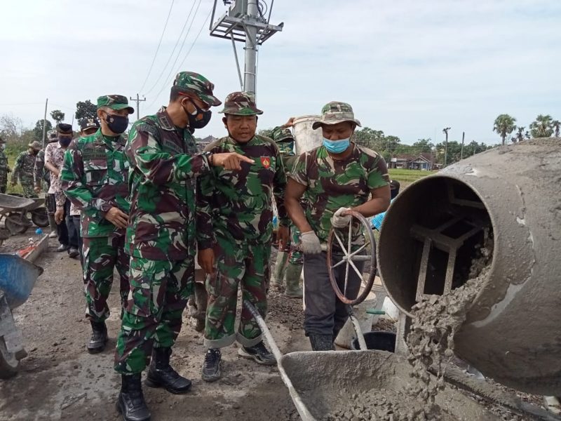 Hampiri Operator Mesin Molen, Danrem Kagum Skil Yang diperlihatkan Sertu Budi Waluyo