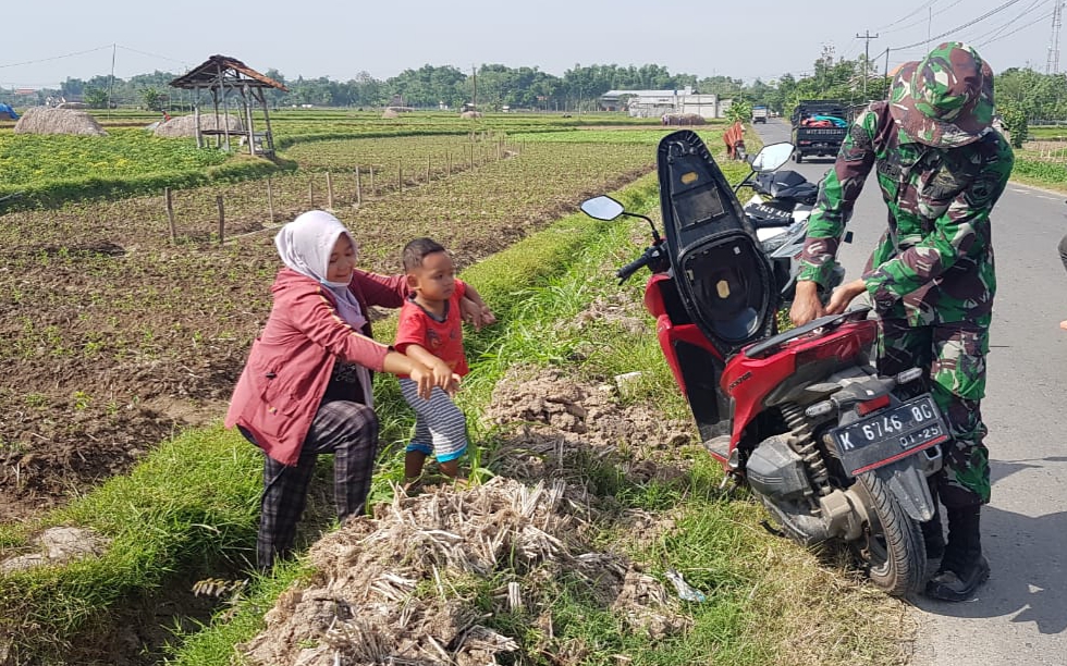 Inilah Wujud Nyata TNI Mengatasi Kesulitan Rakyat Sekelilingnya