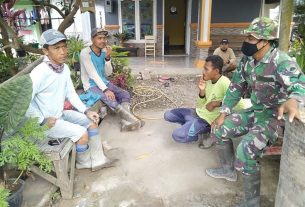 Istirahat Sejenak Melepas Lelah Sambil Menikmati Sebatang Rokok Di TMMD