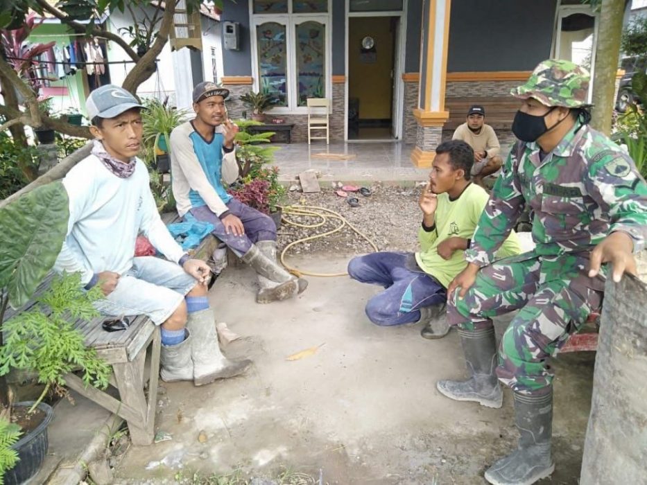 Istirahat Sejenak Melepas Lelah Sambil Menikmati Sebatang Rokok Di TMMD