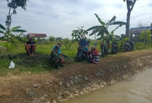 Keakraban Anggota Satgas TMMD Ke-111 Saat Istirahat Bersama Warga