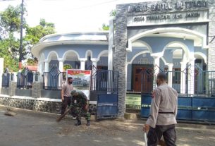 Kekompakan TNI - Polri Bersihkan Lingkungan Masjid
