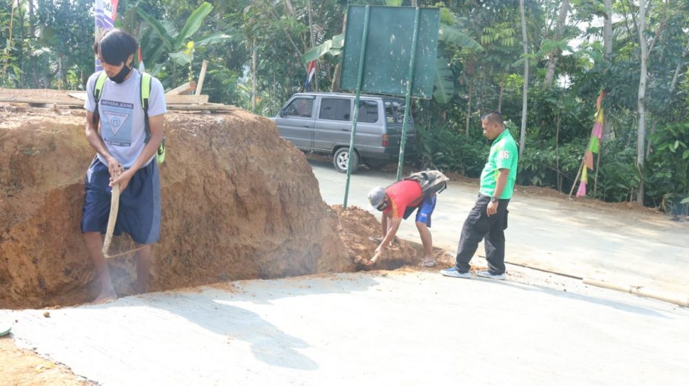 Kepala Desa Kebutuhjurang Sujarwo Turun Langsung Membantu