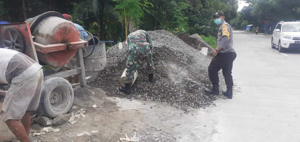 Kerja Nyata, Babinsa Genengduwur Bantu Bangun Rumah Warga