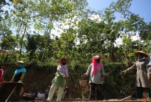 Ketika Mak-Mak Harus Ikut Pengecoran Jalan TMMD Reg 111