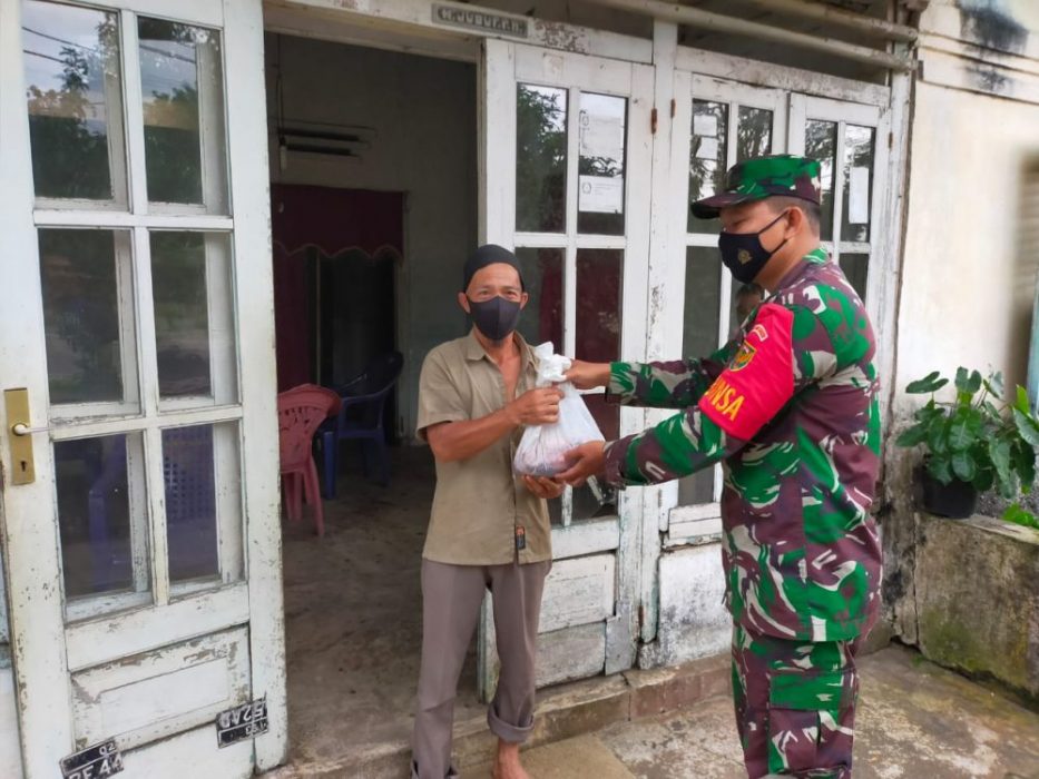 Kodim 0429/Lamtim Salurkan Daging Kurban Kepada Masyarakat