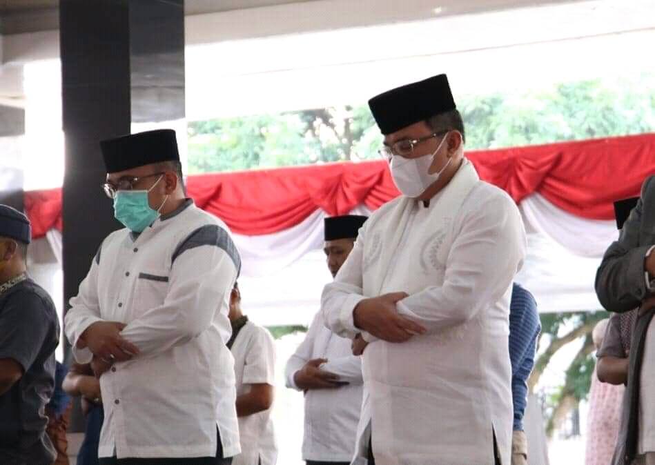 Kompak Bupati, Wabup dan Sekda Muba Shalat Idul Adha 1442 H di Rumah Dinas
