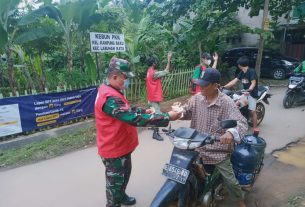 Koptu Ferdy bersama Satgas Himbau Warga