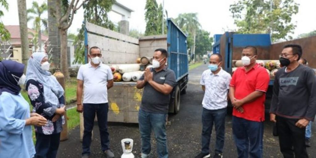 Bupati Lamsel Mendatangkan 99 Tabung Oksigen