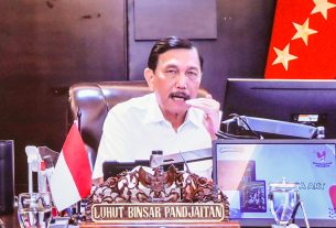 Menteri Koordinator Bidang Kemaritiman dan Investasi (Menko Marinves) Luhut Binsar Pandjaitan meminta jajaran pemerintah di Daerah Istimewa Yogyakarta (DIY) untuk meningkatkan konversi tempat tidur (TT) rumah sakit (RS) untuk perawatan pasien COVID-19. Saat ini tingkat keterisian tempat tidur atau bed occupancy rate (BOR) di wilayah tersebut telah melampaui 70 persen. “Kapasitas RS sudah hampir full. Oleh karena itu, saya minta kepada pemprov dan pemkab/pemkot di DIY agar segera melakukan konversi TT [perawatan pasien] Non-COVID-19 menjadi [TT perawatan pasien] COVID-19 di RS,” ujar Luhut dalam Rapat Koordinasi terkait Percepatan Penanganan Pandemi COVID-19 di DIY, secara virtual, Kamis (29/07/2021). Dengan konversi tersebut, Luhut mengharapkan secara keseluruhan angka konversi TT dapat mencapai 50 persen sehingga pasien dengan gejala berat dapat ditangani di RS. Berdasarkan data, saat ini hanya 6,1 persen pasien COVID-19 yang mendapatkan perawatan di RS di DIY dan merupakan persentase terendah di antara seluruh provinsi di Pulau Jawa dan Bali. “Padahal secara umum bisa mencapai sampai 20 persen pasien yang butuh dirawat di rumah sakit , sehingga situasi yang terjadi di DIY bisa menjelaskan mengapa angka kematian itu tinggi,” ujarnya. Luhut mengungkapkan, dari 34.732 kasus aktif di DIY hanya 2.115 yang mendapatkan perawatan di RS. Ditambahkannya, angka kematian di provinsi ini juga terus meningkat sejak BOR menembus angka hampir 80 persen. Pada kesempatan itu, Menko Marinves juga mendorong jajaran TNI dan Polri di daerah DIY untuk bekerja sama menggiatkan upaya pelacakan atau tracing dan pengetesan atau testing. “Saya harap dalam beberapa hari ke depan kalian [Kapolda dan Dandim] betul-betul meningkatkan aktivitas testing dan tracing sehingga bisa membawa pasien isoman [isolasi mandiri] yang saturasinya mulai memburuk untuk ke fasilitas isoter [isolasi terpusat] atau RS,” ujarnya. Terkait dukungan penanganan COVID-19 di DIY, Luhut menambahkan, pemerintah pusat juga telah mengirimkan 150 buah oxygen concentrator ke DIY. “Kita juga baru mendapatkan bantuan sepuluh ISO tank untuk oksigen, nanti akan kita deploy [kirim] ke Jogja,” imbuhnya. Menutup arahannya, Menko Marinves meminta semua pemangku kepentingan terkait untuk terus menjaga persatuan dan kesatuan dalam menangani penularan COVID-19 di DIY. Dalam rakor tersebut, Menteri Kesehatan (Menkes) Budi Gunadi Sadikin menekan pentingnya pengukuran saturasi oksigen untuk pasien yang melakukan isoman. Pasien dengan tingkat saturasi rendah harus mendapatkan perawatan baik di RS ataupun di fasilitas isoter. “Saya sudah datang ke DIY dan berbicara dengan teman-teman dokter di DIY, memang banyak yang masuknya sudah dengan saturasi rendah sehingga wafat,” ungkapnya. Menkes menyampaikan bahwa pihaknya akan segera mengirimkan oksimeter ke seluruh puskesmas di DIY. “Oksimeter itu diperlukan untuk melakukan pengukuran saturasi terutama kepada warga yang sedang isoman agar penanganannya tidak terlambat,” ujarnya. Sementara Kepala Badan Nasional Penanggulangan Bencana (BNPB) sekaligus Ketua Satuan Tugas (Satgas) Penanganan COVID-19 Ganip Warsito menuturkan bahwa pihaknya telah melakukan dua hal untuk mengintervensi penanganan COVID-19 di DIY. Pertama, membentuk satgas untuk melakukan penebalan tenaga kesehatan dan non tenaga kesehatan di DIY. “Satgas ini bertugas mengatur isoter serta isoman dan telemedisin termasuk berkoordinasi dengan relawan,” ujar Ganip. Selain itu, Ganip menyebutkan bahwa pihaknya juga mengelola empat isoter di DIY, yakni Rumah Susun (Rusun) Aparatur Sipil Negara Besar Wilayah Serayu dan Opak (BBWSO), Rusun Mahasiswa Universitas Gadjah Mada, Rusun Mahasiswa Universitas Negeri Yogyakarta, dan RS Medika Respati. Turut hadir dalam pertemuan Gubernur DIY Sri Sultan Hamengku Buwono X dan jajaran forkopimda DIY. (HUMAS KEMNKO MARINVES/UN)