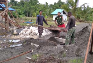 Masyarakat Kampung Dorba dan Satgas TMMD Mengayak Pasir Bersama