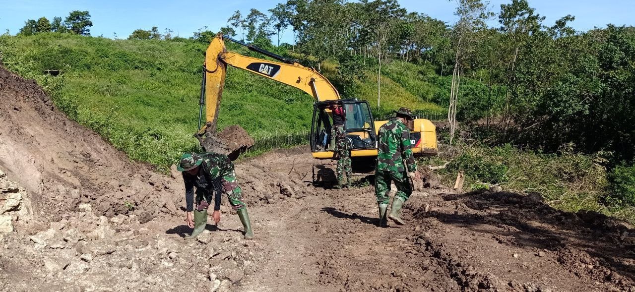 Melalui TMMD Ke 111 Kini Warga Bisa Melintasi Jalan Tanpa Harus Susah Payah.