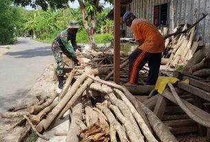 Satgas TMMD Membantu Pak Tarwi Yang Mempunyai Usaha Penggergajian Kayu