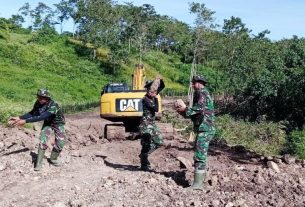 Memudahkan Mobilitas Satgas TMMD 111 Kodim 1407/Bone Singkirkan Batu di Sepanjang Jalan Baru
