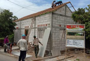 Merangkai Kerangka Atap Rumah Butuh Ketelitian Dan Ukuran Yang Pas
