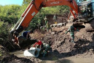 Operator Handal Ekskavator Temani Pemasangan Cincin Gorong-gorong