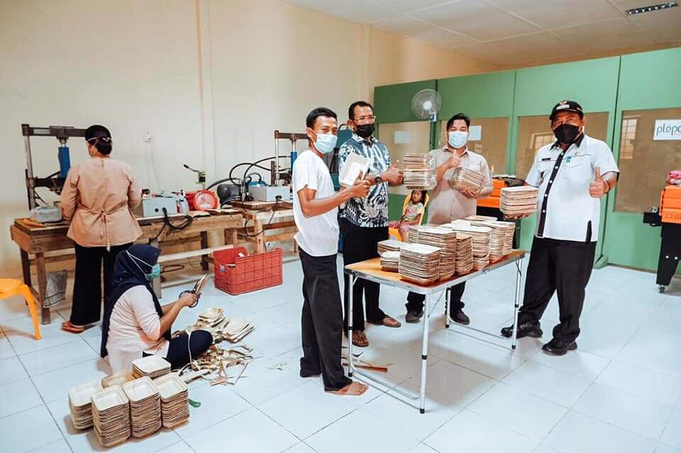 Panitia Kurban Bayung Lencir Borong Kontainer Pelepah Pinang
