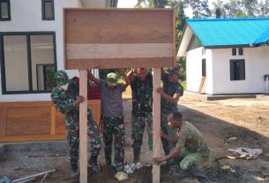 Papan Nama Gereja Mulai Dipasang Satgas TMMD dan Warga