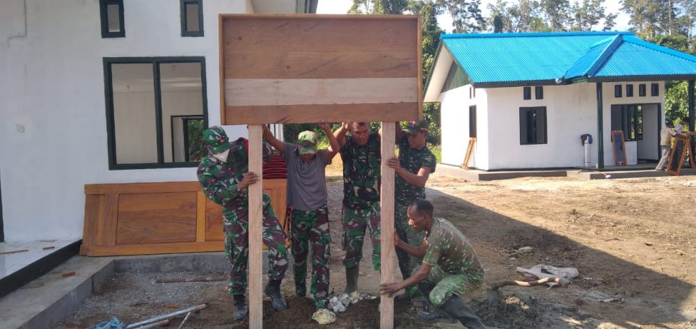 Papan Nama Gereja Mulai Dipasang Satgas TMMD dan Warga