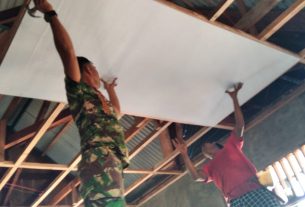 Pasang Plafon Balai Kampung, Satgas TMMD dan Warga Tak Lupa Bergotong-royong