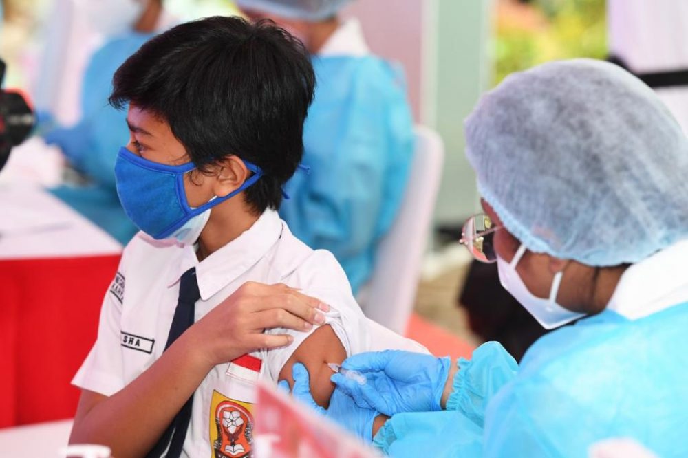 Pelaksanaan vaksinasi bagi pelajar yang dilakukan oleh BIN, Rabu (14/07/2021). (Foto: BPMI Setpres/Lukas)