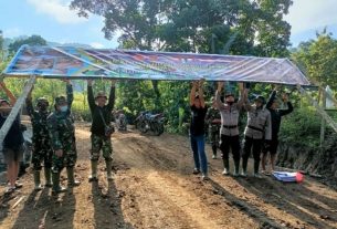 Pemasangan Baleho Oleh Anggota Satgas TMMD Kodim 1407/Bone