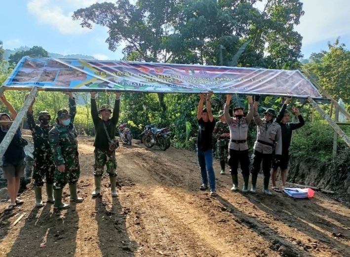 Pemasangan Baleho Oleh Anggota Satgas TMMD Kodim 1407/Bone