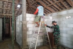 Pemasangan Batako Ruang Kamar Oleh Warga dan Anggota Satgas TMMD Reg 111