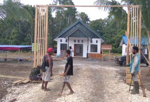 Pemasangan Gapura Jalan Masuk Gereja TMMD Kodim Sarmi