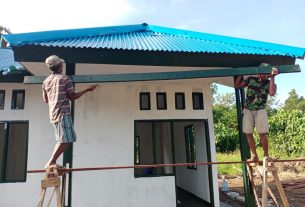 Pemasangan Lisplang Bagian Depan Rumah Pastori TMMD Kodim Sarmi