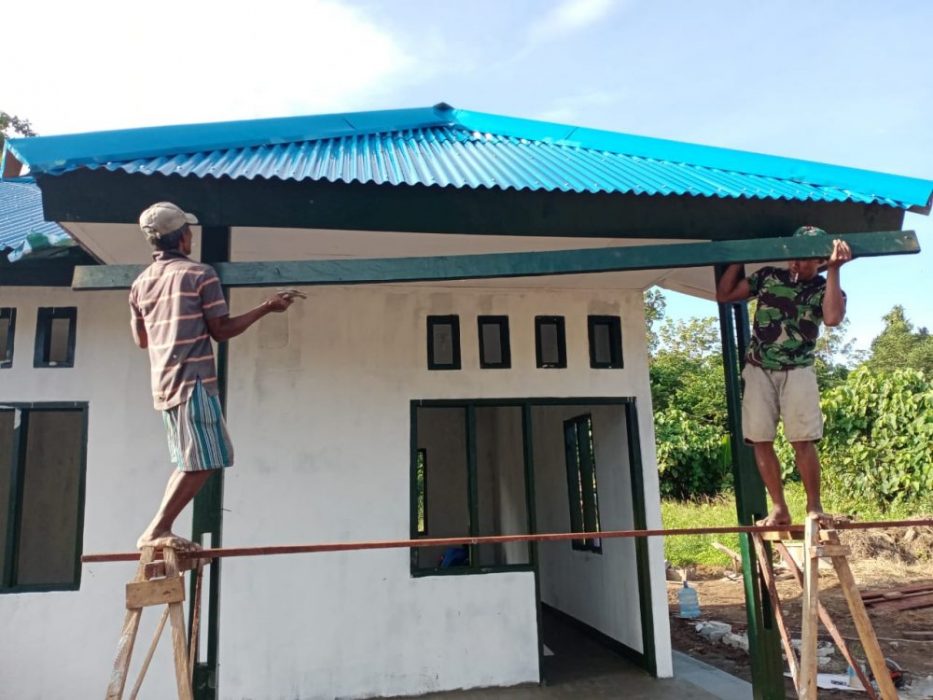 Pemasangan Lisplang Bagian Depan Rumah Pastori TMMD Kodim Sarmi