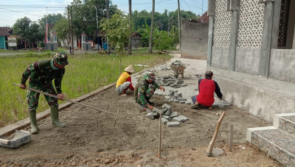 Pemasangan Paving Blok Halaman Musholla "Nurul Iman" 75 persen