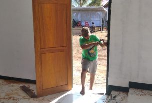 Pemasangan Pintu Samping Kanan Bangunan Gereja TMMD Kodim Sarmi