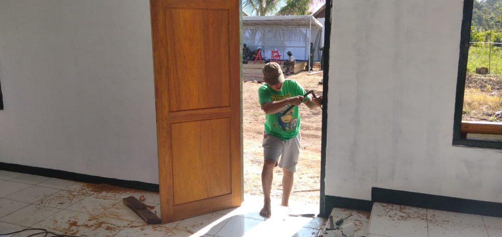 Pemasangan Pintu Samping Kanan Bangunan Gereja TMMD Kodim Sarmi