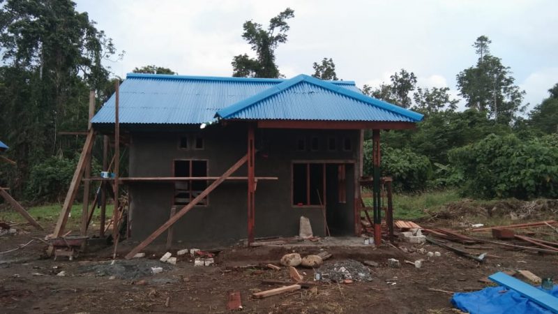 Pemasangan Rangka Palfon dan Pemlesteran di Rumah Pastori TMMD