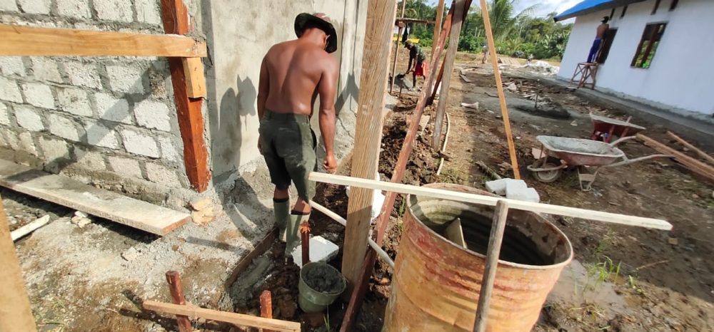 Pembuatan Rabat di Lokasi Pembangunan Rumah Pastori TMMD