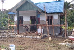 Pemlesteran dan Pasang Bumbungan Rumah Pastori TMMD