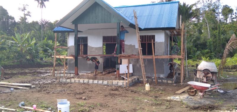 Pemlesteran dan Pasang Bumbungan Rumah Pastori TMMD